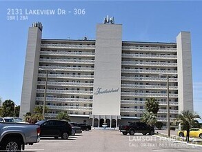 Building Photo - 2131 Lakeview Dr