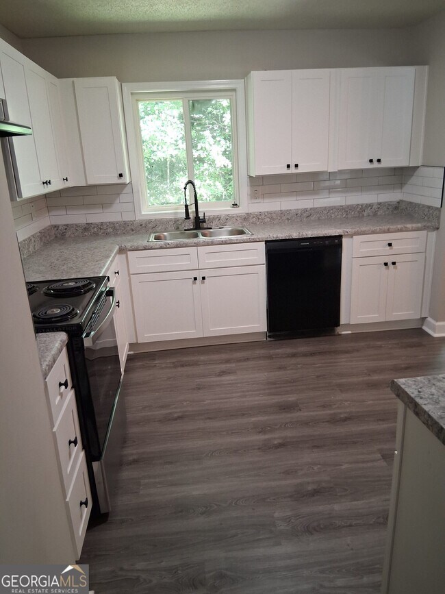 Building Photo - 8229 Queens Dr