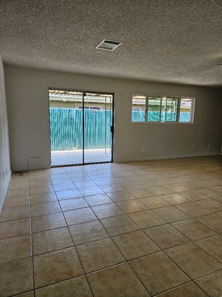 Building Photo - 1077 N White St