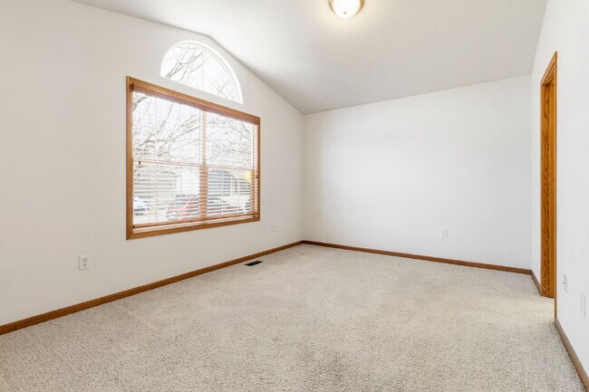 Building Photo - Great Ranch in the heart of Loveland!