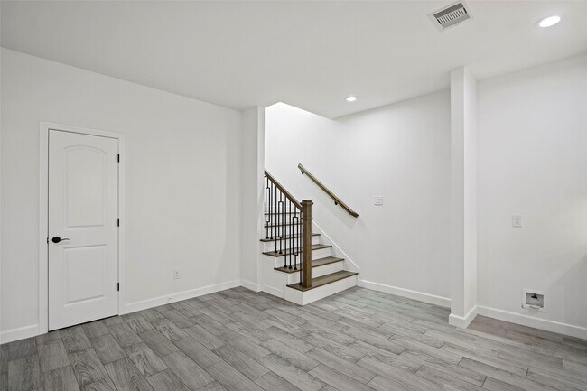 Building Photo - 1071 St Clair St