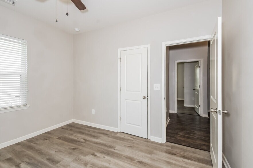 Building Photo - 13 Easy Goer Ct
