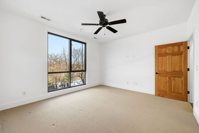 Building Photo - 211 Cream St