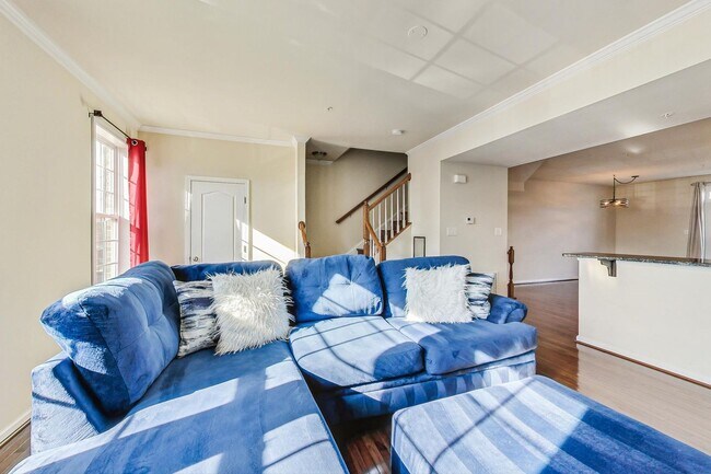 Building Photo - 3 bedroom, 2.5 bath Luxury Townhome in Market Square Subdivision!