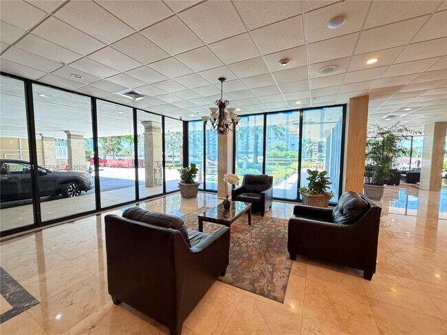 Building Photo - 400 Kings Point Dr