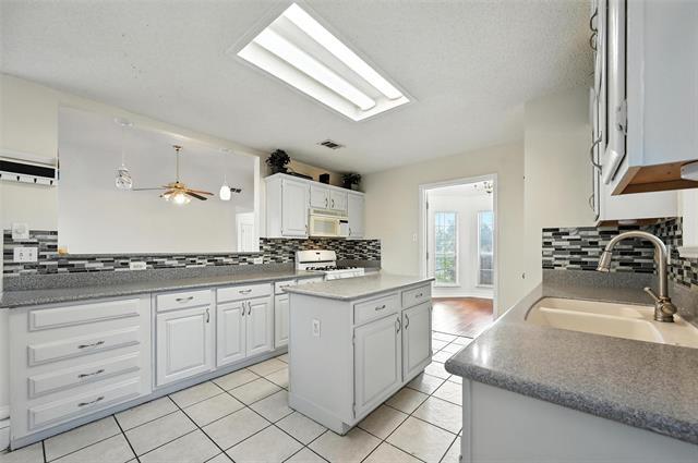 Building Photo - 2711 Primrose Ln