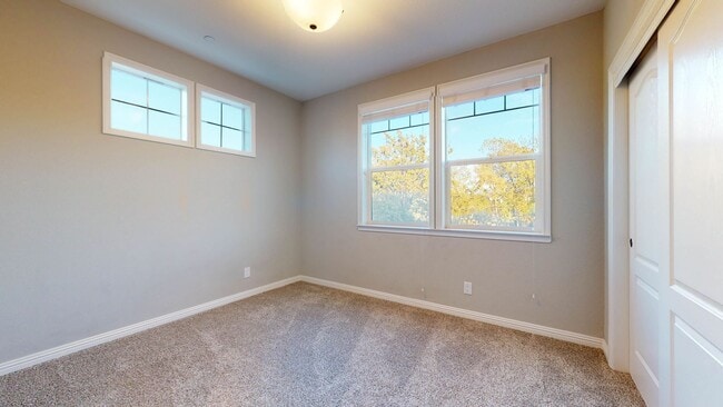 Building Photo - Beautiful 3 Bedroom 3 Full bath with 1 Car...