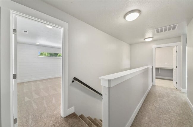 Building Photo - Eagle Townhome with Upscale Finishes!