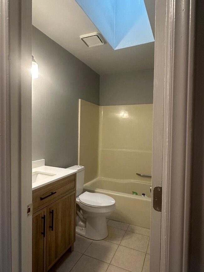 Building Photo - Beautiful Roanoke 2 bed 2 bath Duplex