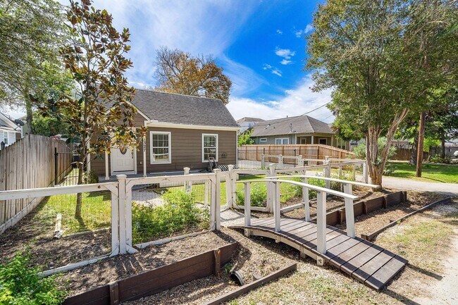 Building Photo - 1327 Idylwild St