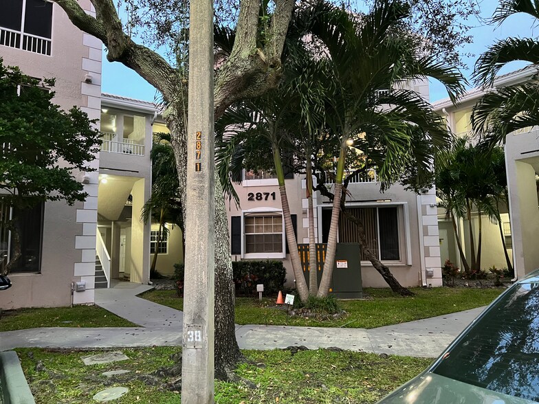 Building Photo - 2871 N Oakland Forest Dr
