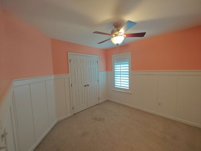 Building Photo - 4 bedroom home with a garage on cull de sa...