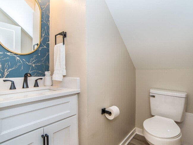 Building Photo - **OFFERING 1/2 OFF FIRST MONTH'S RENT FOR 9+ MONTH LEASE & REFUNDABLE APPLICATION FEES** Luxuriou...