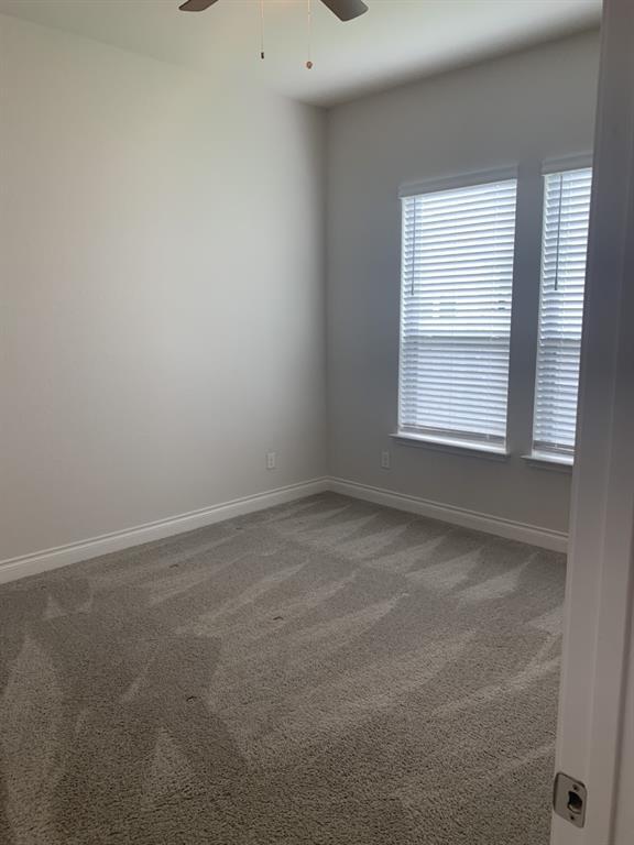 Building Photo - 221 Rosebush Dr