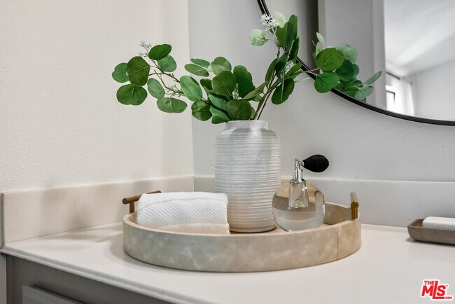 Building Photo - 3516 Vía Dolce