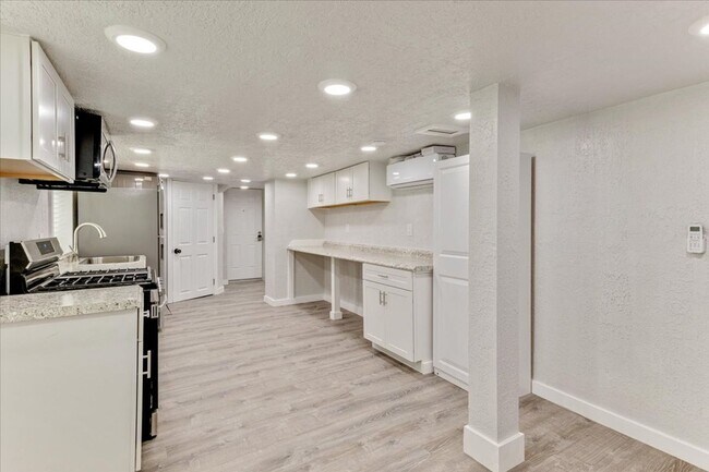 Building Photo - 672 S 200 W