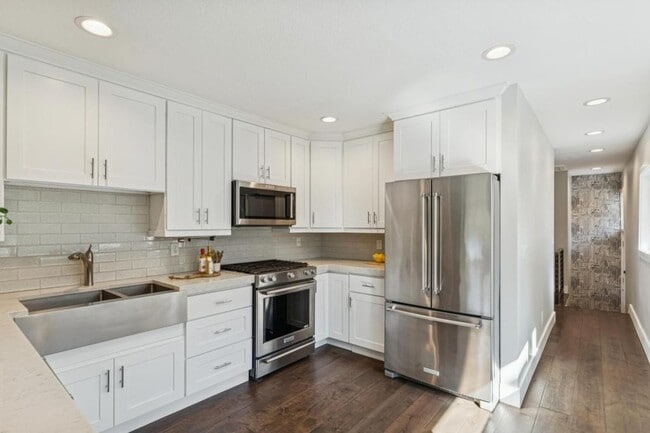 Building Photo - 1041 Yale Ave S