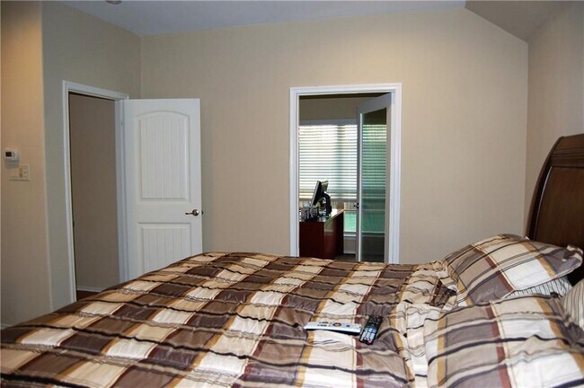 Building Photo - 2201 Liriope Ln