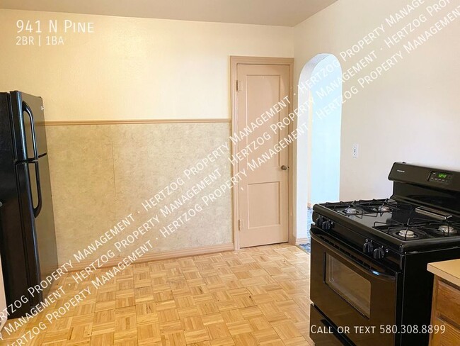 Building Photo - 941 N Pine-