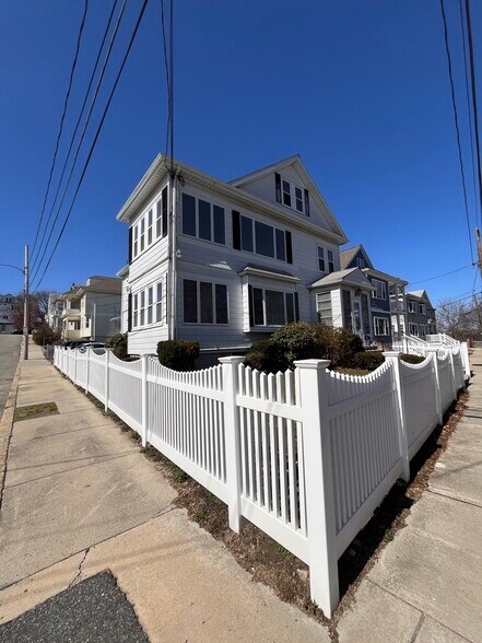 Building Photo - 121 Shore Dr