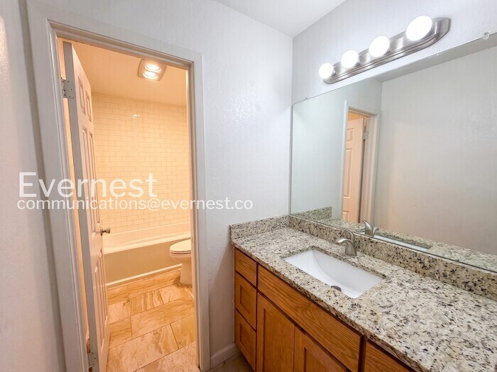 Building Photo - 707 Valley View Dr