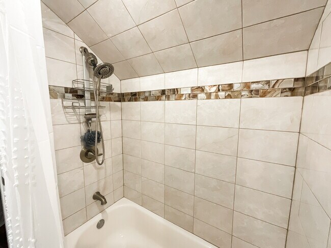 Building Photo - 860 13th Ave S