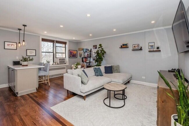 Building Photo - Comfortable and Spacious Rental Opportunity