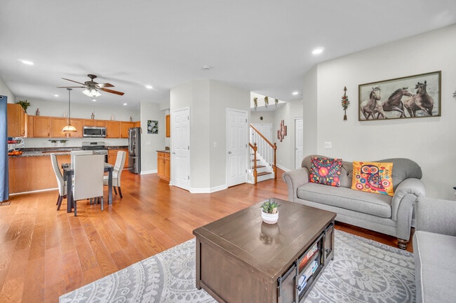 Building Photo - 898 Lakestone Ln