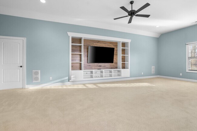 Building Photo - 611 Band Dr