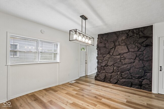 Building Photo - 809 N Meridian St Rd