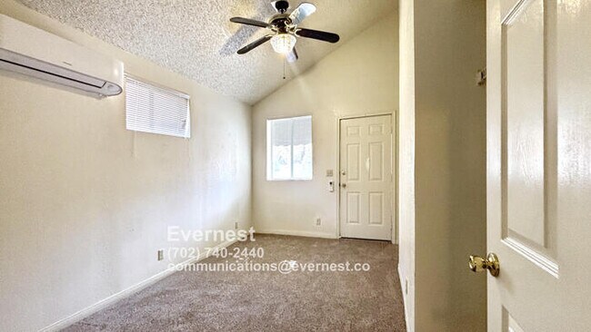 Building Photo - Spacious 4-Bedroom Home in a Great Locatio...