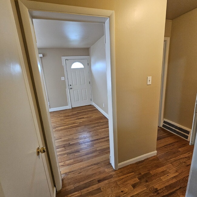 Building Photo - Nice 2 Bedroom Ranch w/ Great Room, Semi F...