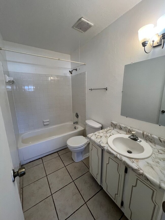 Building Photo - Charming 2-Bedroom, 2-Bathroom Condo — Prime Orlando Location!