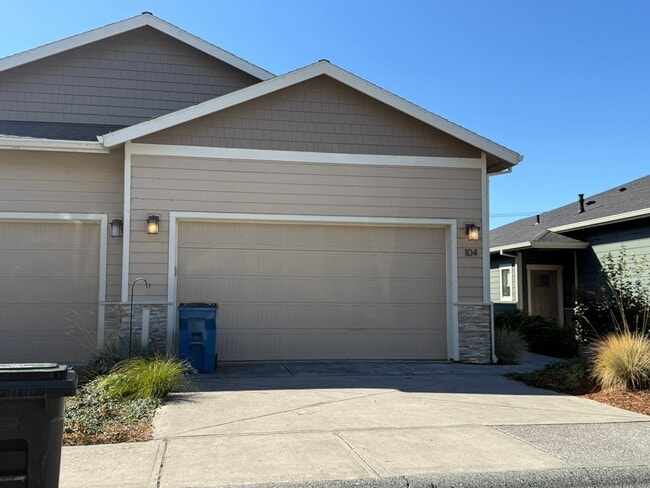 Building Photo - 2 Bedroom Townhouse For Rent In White Salmon