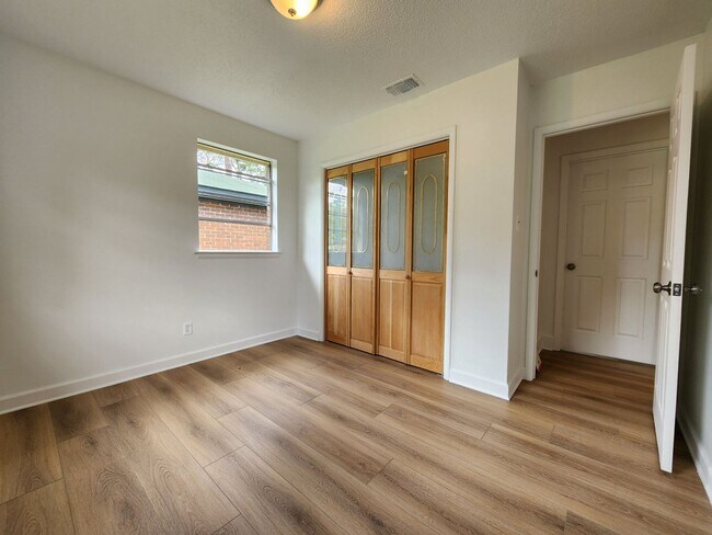 Building Photo - Stunning 4 bedroom, 2 bathroom home locate...