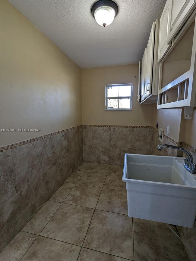 Building Photo - 4438 SW Athena Dr