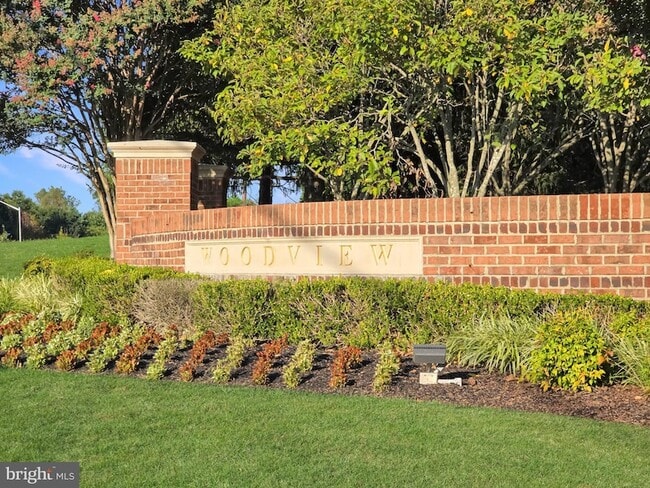 Building Photo - 9902 Woodview Dr