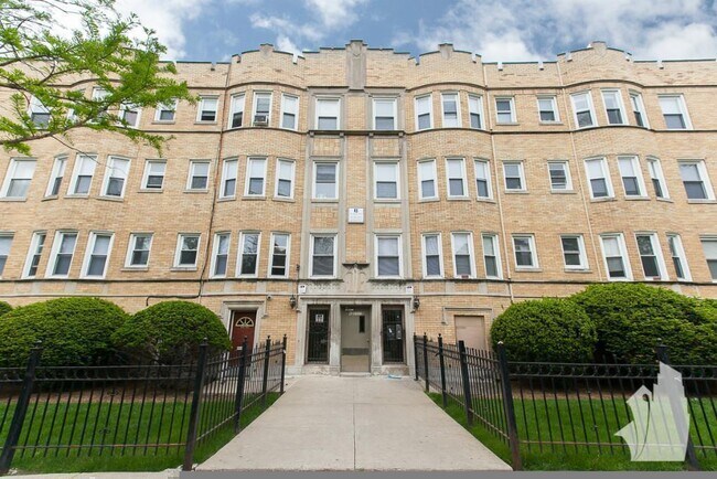 Building Photo - 4501 N Malden-1A