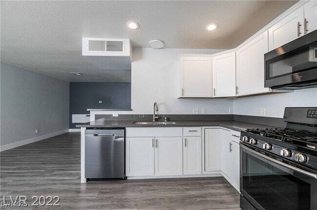 Building Photo - 3305 Cheyenne Gardens Way