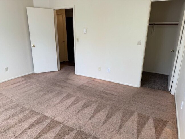 Building Photo - 4800 N Arnold Dr