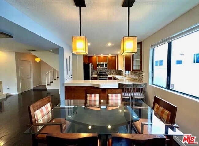 Building Photo - 805 N W Knoll Dr