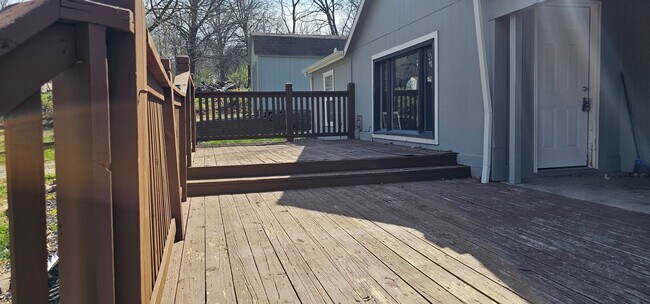 Building Photo - AVAILABLE NOW!!!! Large Lot and Northland ...