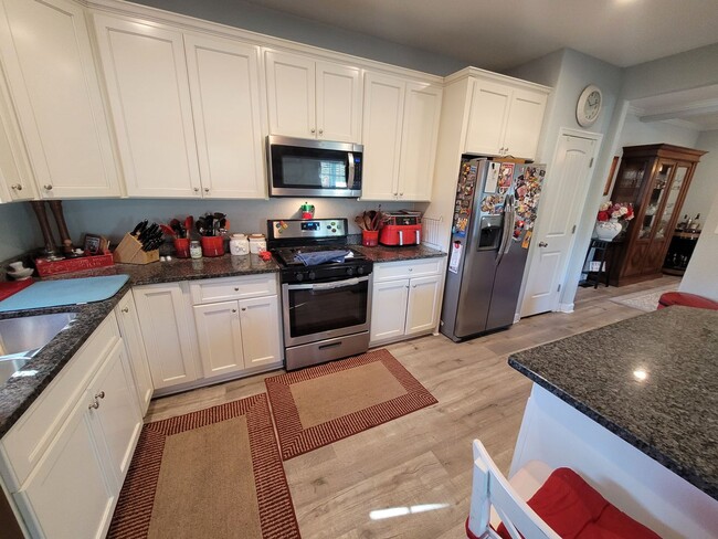 Building Photo - Beautiful & Spacious 4 bedroom, 2.5 bath h...