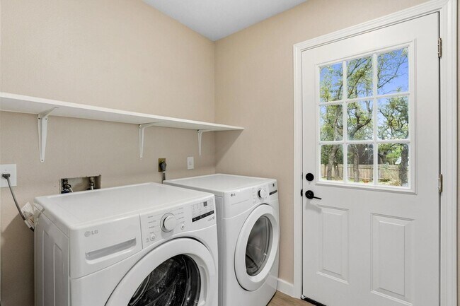 Building Photo - 900 Morgan Hill Dr