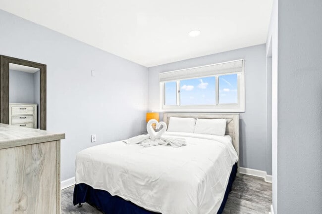 Building Photo - 8743 Thomas Dr