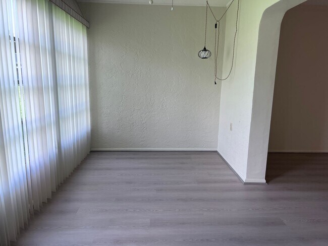 Building Photo - New Listing!