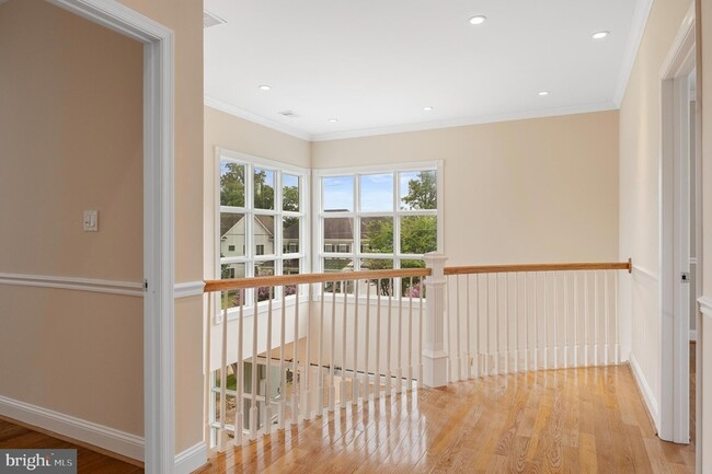 Building Photo - 5905 Lone Oak Dr