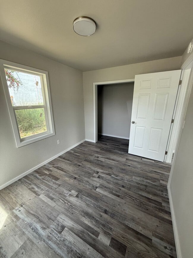 Building Photo - 2 Bedroom 1 Bath-Home