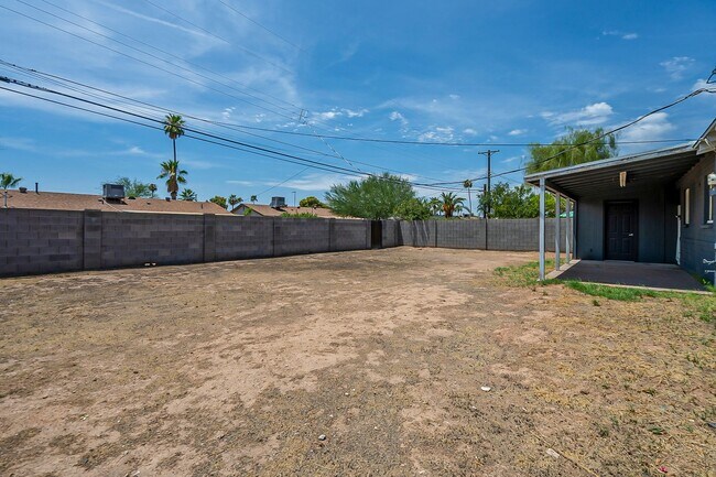 Building Photo - Scottsdale Home that has everything you need!