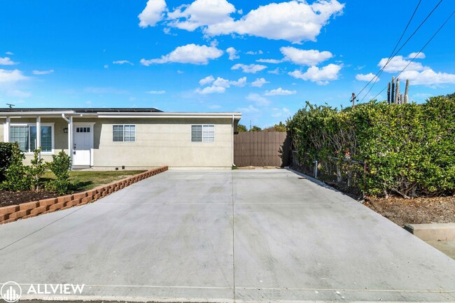 Building Photo - Charming Home with Expansive Backyard Oasis